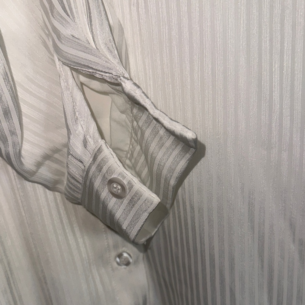 Veiled XL Women's Classic White Button Down Shirt - Picture 5 of 9